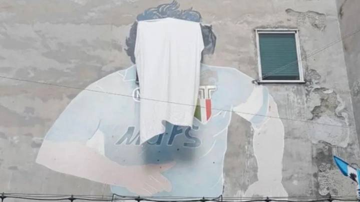 Polémica en Nápoles: el mural de Diego Maradona apareció con la cara tapada