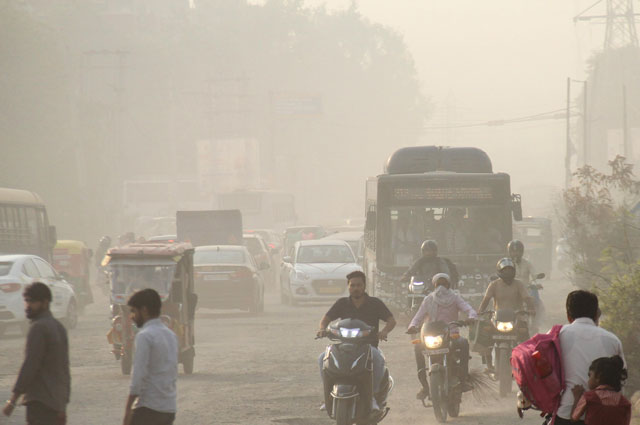 Delhi’s air quality remains ‘Very Poor’; IMD predicts light rain later in the day