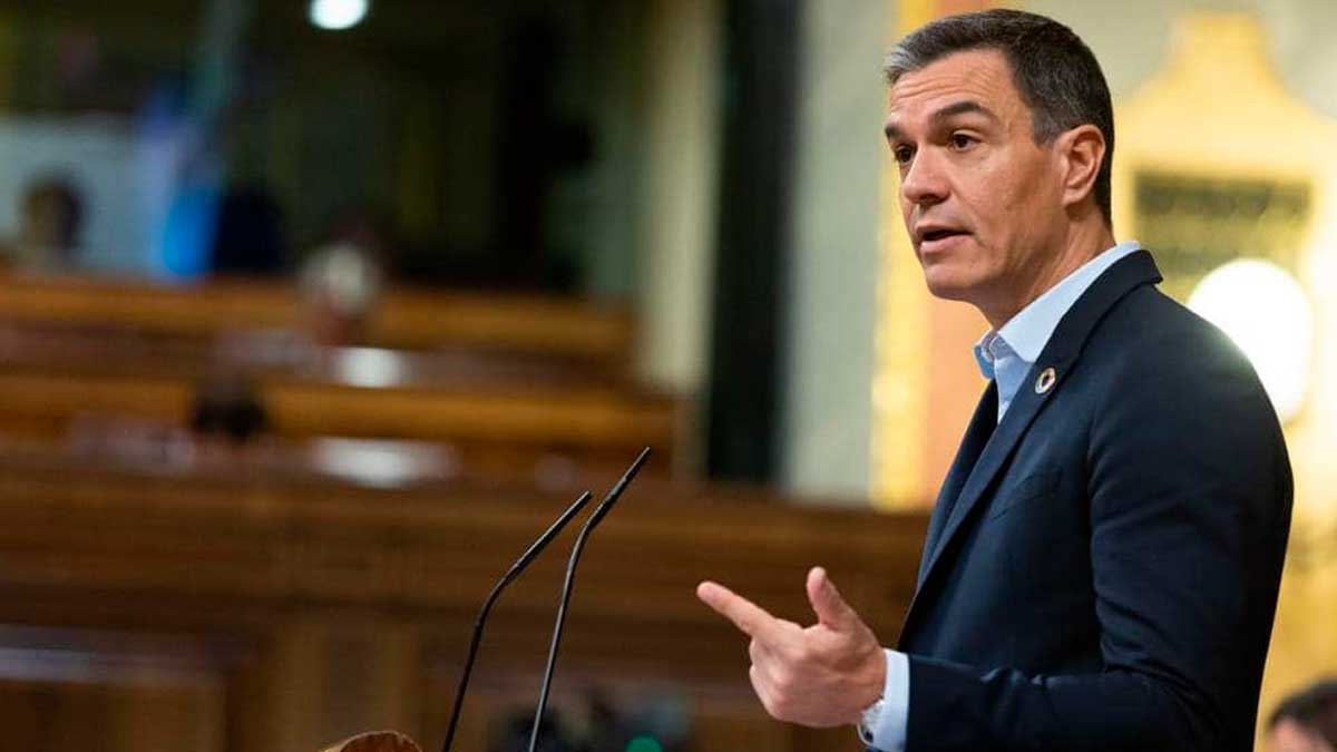 Sánchez se defiende en el Senado: admite cobros en efectivo del PSOE pero niega sobresueldos