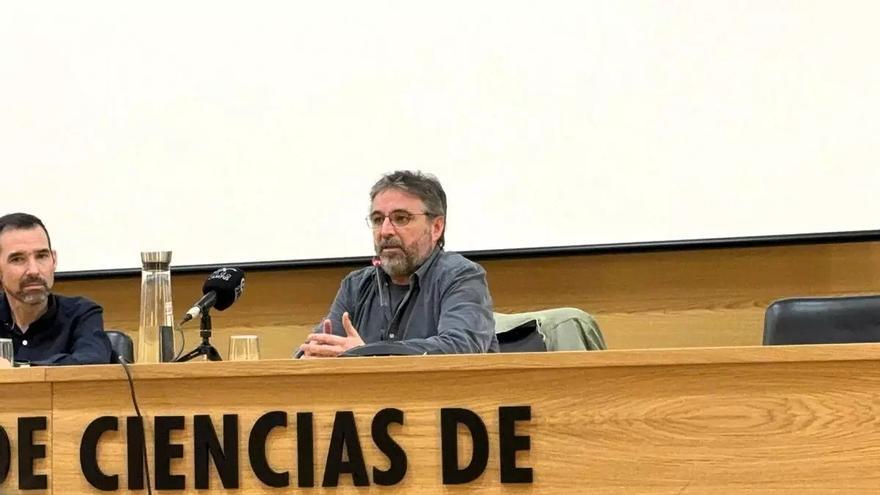 Vídeo | Jordi Évole realiza una parada en la Facultad de Comunicación de la Uex para hablar de periodismo