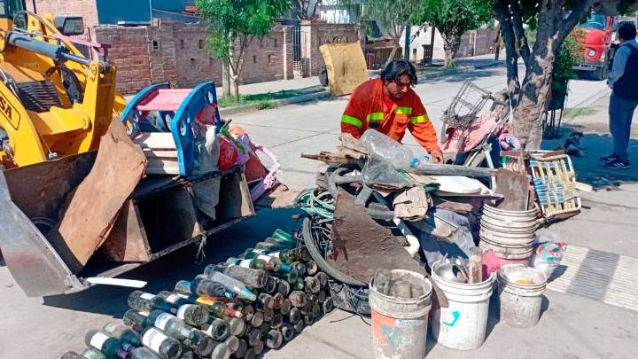 La Municipalidad y el Ministerio de Salud realizaron descacharreos en los barrios Independencia y 8 de Abril