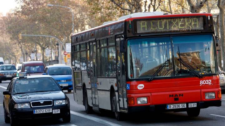 Muere una menor de 14 años atropellada por un autobús interurbano en Barcelona