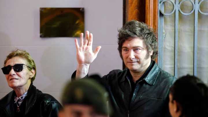 Milei llegó a la sede de LLA para esperar los resultados de las elecciones