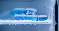 Ahorra energía: cómo eliminar el hielo del congelador usando papel de aluminio