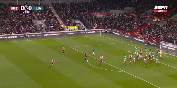 El impactante lateral de larga distancia que terminó en gol de Brentford sobre Liverpool a los 5 minutos