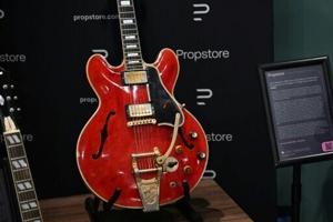 Oasis guitar sold at auction for $385k