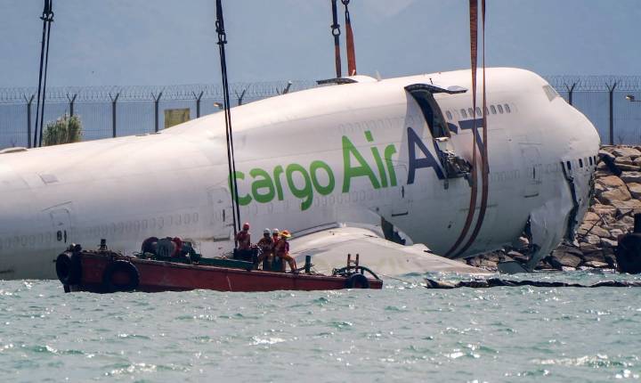 FOTOS: Así recuperan los restos del avión de carga accidentado en Hong Kong