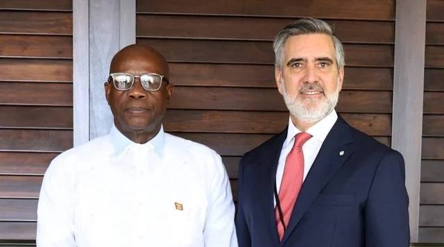 El Gobierno mandó a funcionarios al Caribe con pasaje en primera y hotel 5 estrellas que vale US$600 la noche