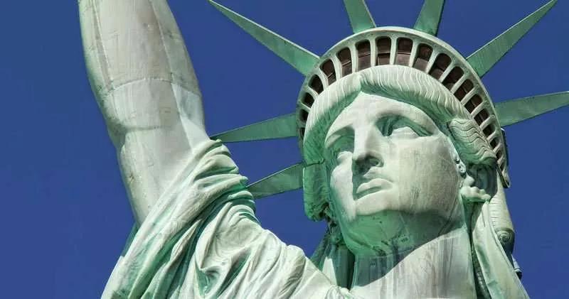 28 de octubre: aniversario de la inauguración de la Estatua de la Libertad, símbolo universal de esperanza y libertad