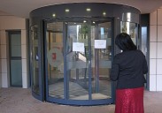 Una puerta rota desde hace cinco meses en el centro de salud de Cabezón enerva a los usuarios