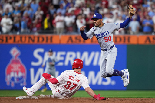Snell brilla en el montículo y los Dodgers frenan remontada de Filis para ganar 4