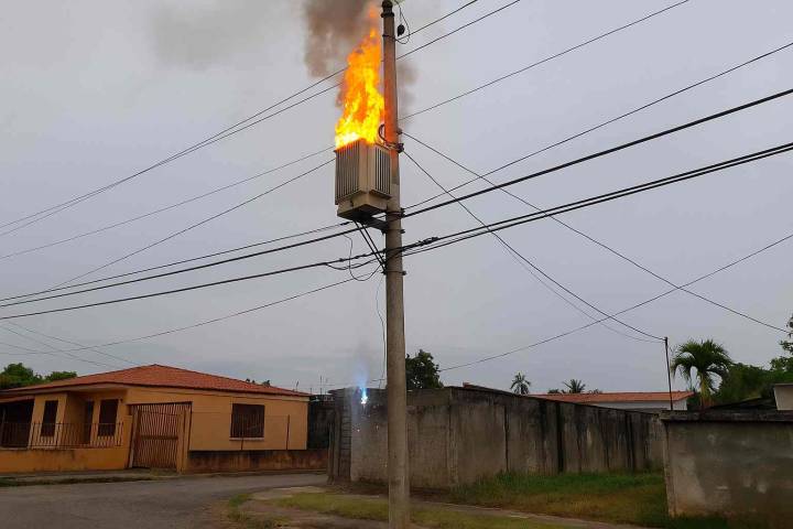 Hombre murió electrocutado mientras trabajaba en un poste de luz en Barinas