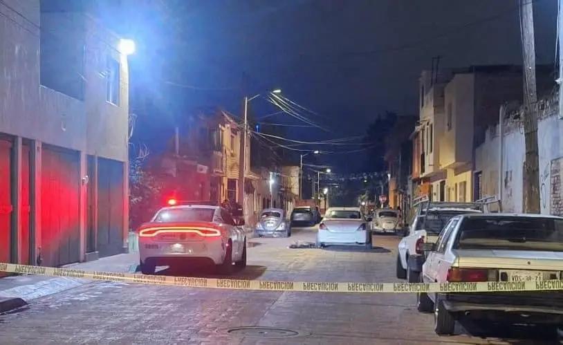 Hombre sufre infarto fatal al empujar vehículo