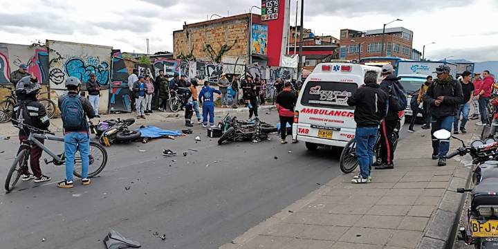 Grave accidente vial en el que se vieron involucrados dos motociclistas y un carro terminó ruedas para arriba: “Hay como dos muertos, Dios mío, ¿Cómo fue esto?”