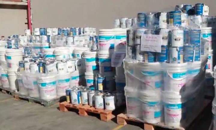 La embajada de EEUU donó 13 mil litros de pintura escuelas afectadas por la inundación
