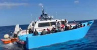 Rescatan guardacostas italianos a decenas de migrantes; hallan dos muertos
