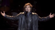 The Guardian destrozó a Javier Milei por "hacerse pasar por estrella de rock mientras la economía se desploma"
