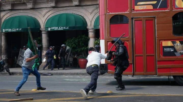 Se confrontan el FNLS y Guardia Civil en el Centro de Morelia durante movilización
