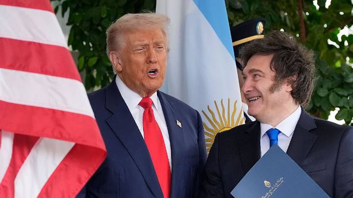 Argentina firma acuerdo por 20 mil millones de dólares con EE. UU. para estabilizar su economía