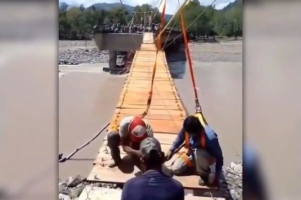 Construyen pobladores puente provisional en Veracruz