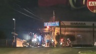 Al suelo motociclista que chocó con auto