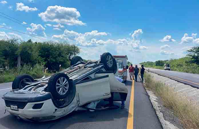 Mujer sufre lesiones tras volcar su camioneta en Valles