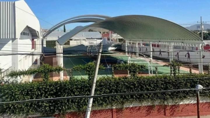 Fuertes vientos derriban domo en escuela de Atlixco; hay 3 niños y un adulto heridos