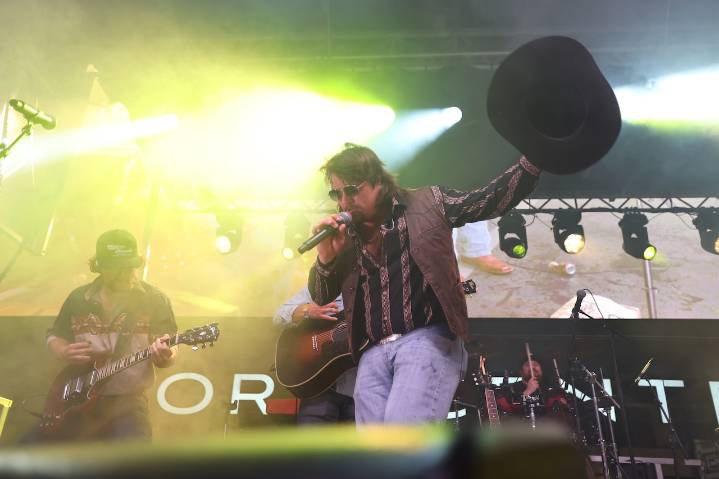 Country singer slips and falls off stage, doesn’t stop singing: ‘What a legend’