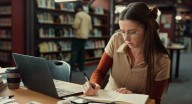 Becas para colombianos interesados en realizar programas de pregrado y posgrado de manera virtual