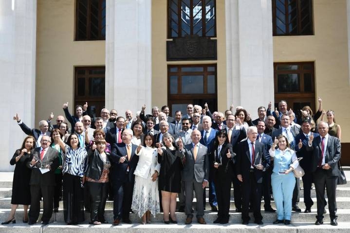 Entregan reconocimientos a notarias y notarios con más de 30 años de labor en Coahuila
