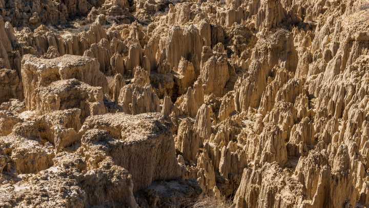 Este lugar de España parece Marte, pero te sumerge en un ecosistema único: se le conoce como la "Capadocia española"