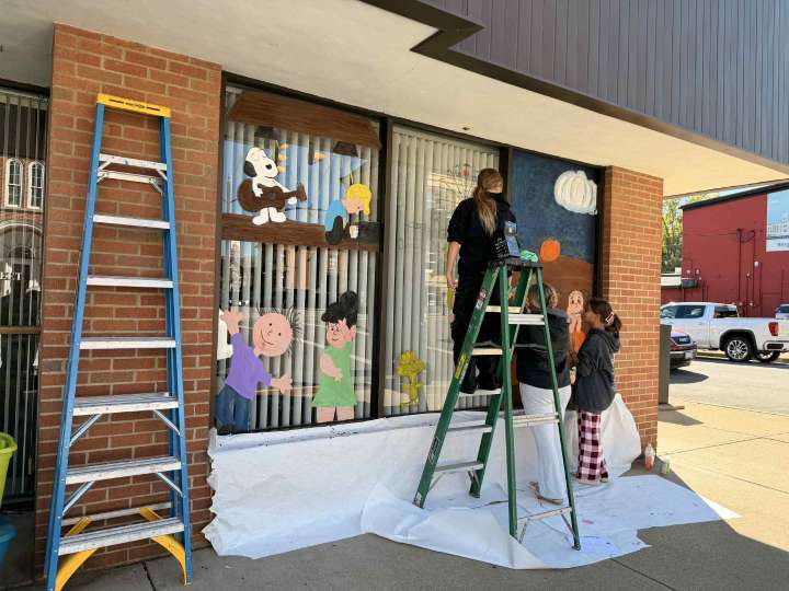 Circleville High School Art Students Paint City Hall for Pumpkin Show...
