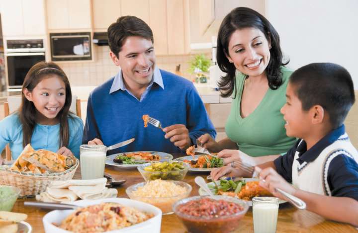 Comer sin celular ni televisión mejora conexión familiar y favorece alimentación saludable