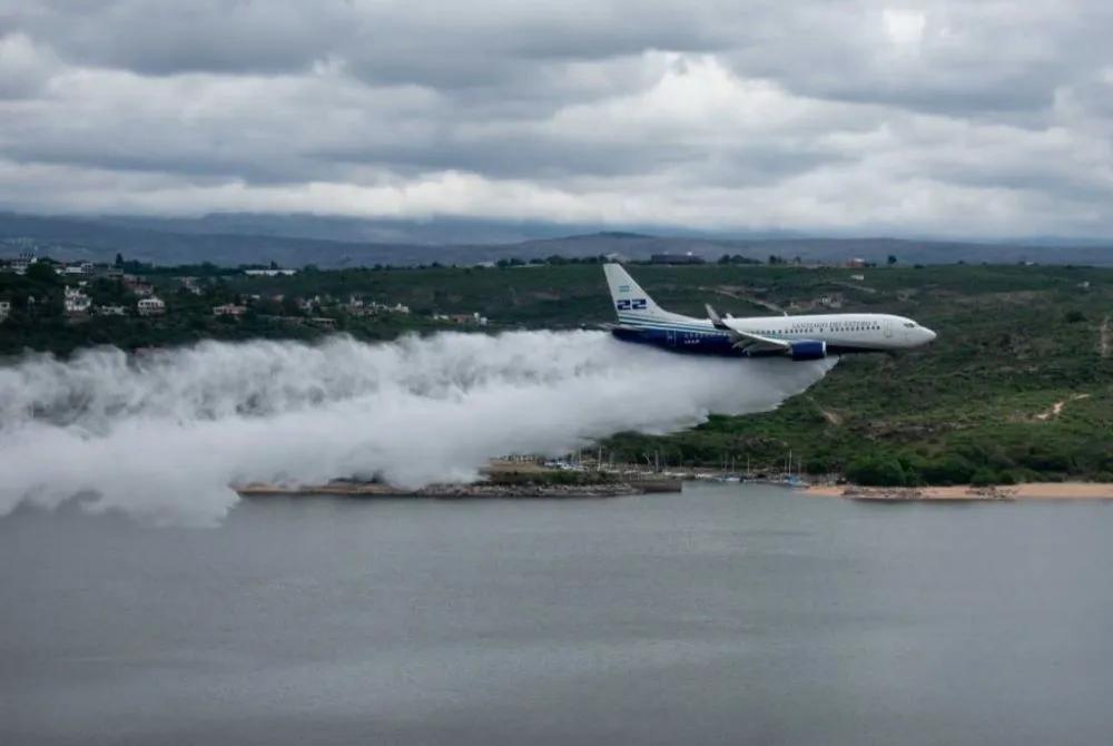 Un Boeing 737 sobrevoló a baja altura el Lago San Roque como parte de un simulacro