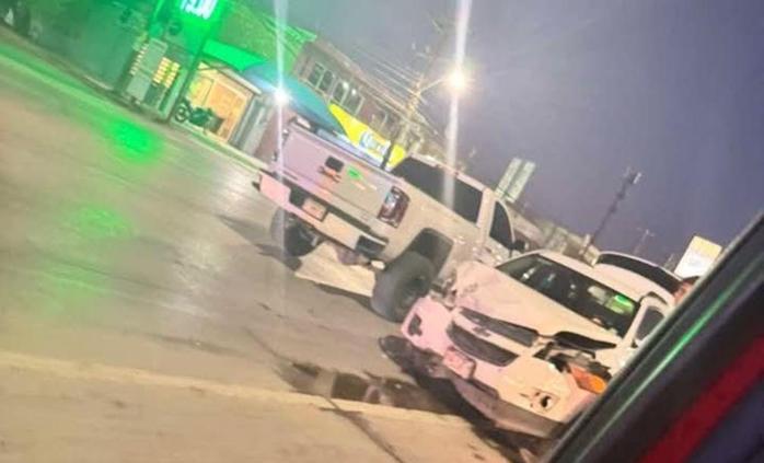 Protagonizan troca GMC y carro Chevrolet "encontronazo" en Waterfill