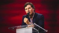Tucker Carlson revela su teoría sobre la creación del bitcóin