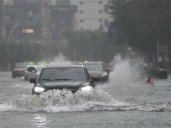 China en alerta ante lluvias en medio de viajes por feriados