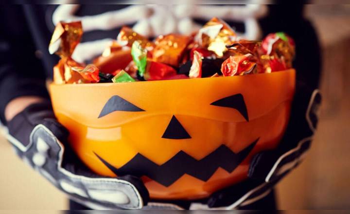 ¿Por qué en Halloween los niños piden caramelos y dulces en las casas?