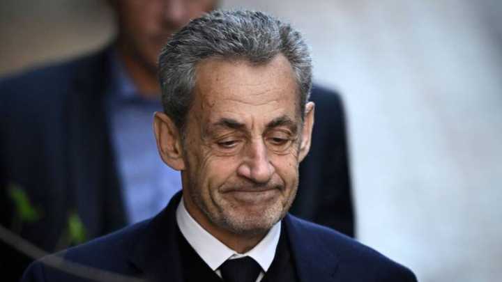 El ex presidente francés Sarkozy ingresó a la cárcel para cumplir una condena de 5 años