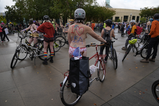 Ciclistas desnudos protestan contra presencia de tropas federales en Portland