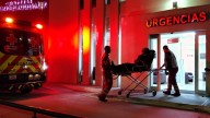 Motociclista sufre graves fracturas tras derrapar por sustancia grasosa en Torreón