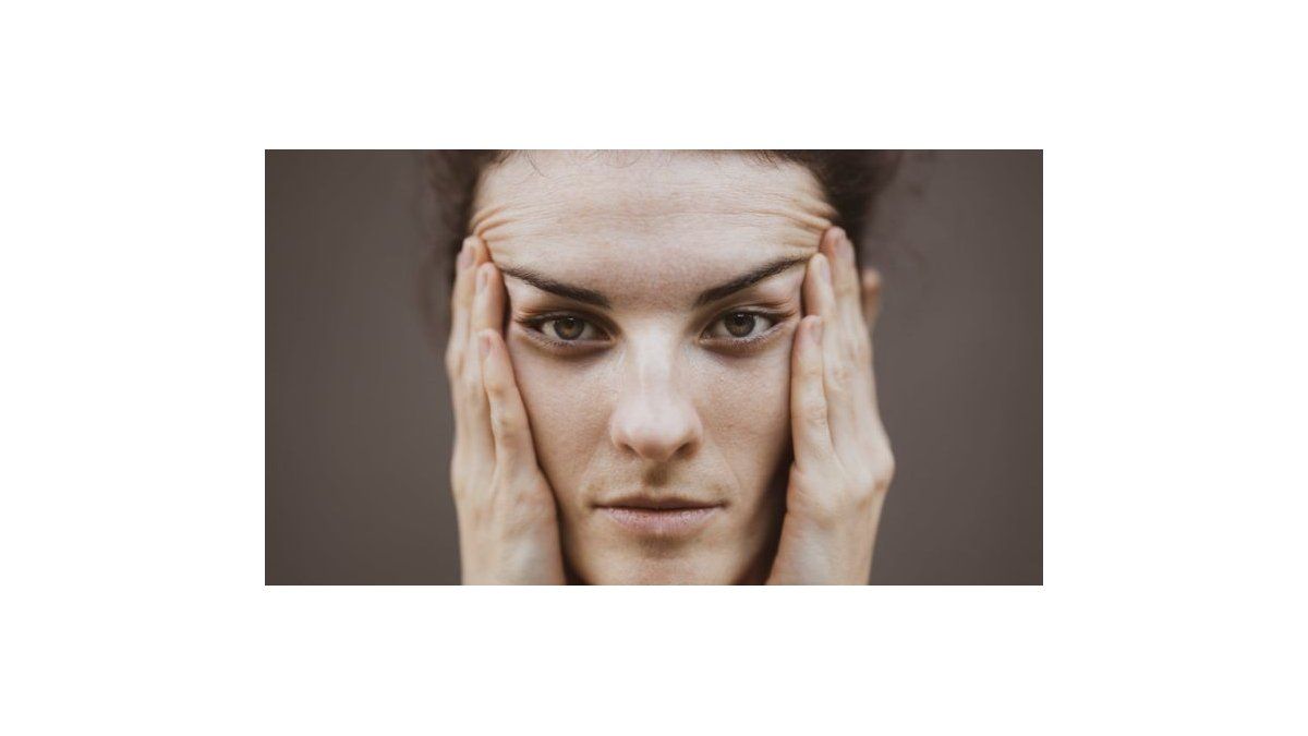 Qué significa tocarte la cara mientras pensás, según la psicología