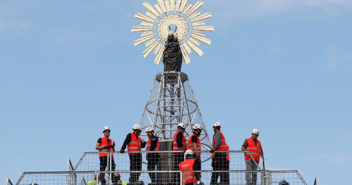 Emoción en la plaza del Pilar: la Virgen ya corona la ofrenda floral de este año