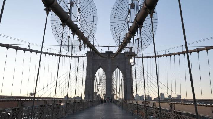 Cops arrest teen daredevil climbing Brooklyn Bridge cables