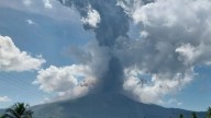El volcán Lewotobi Laki-Laki entra en erupción y arroja ceniza a 10 kilómetros en Indonesia