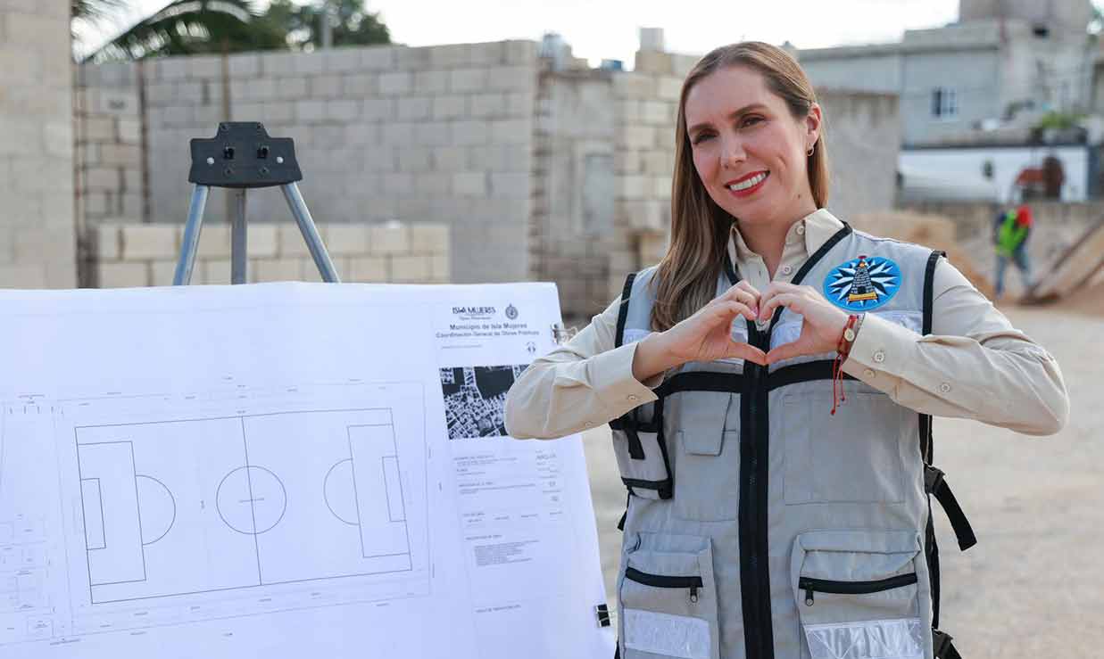 Atenea Gómez Ricalde supervisa avance de construcción de la Cancha de Fútbol 7 en Ciudad Mujeres