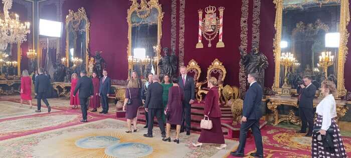 Los Reyes saludan a los alcaldes afectados por la dana en la recepción del Palacio Real