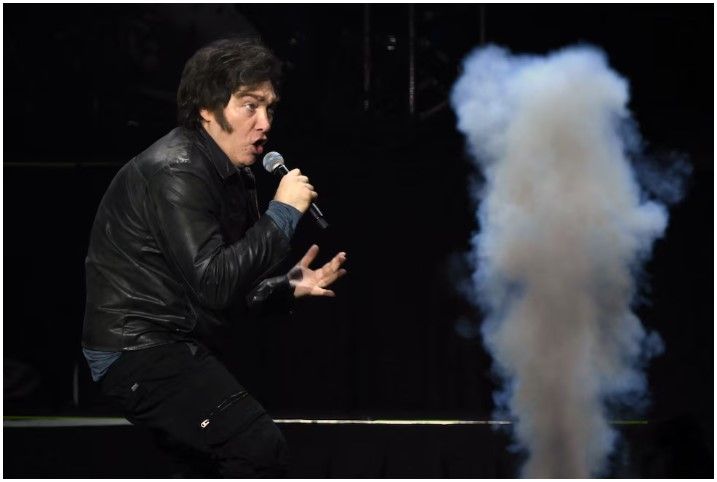 Extenso show musical y un mensaje a la interna: Javier Milei buscó relanzar la campaña tras la salida de Espert