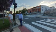 Aldeatejada instala un nuevo paso de peatones con semáforo a demanda en el acceso al colegio