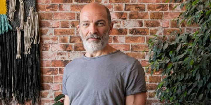 La historia de Nick Brewer: de estar preso por narcotráfico a ser referente internacional del bienestar